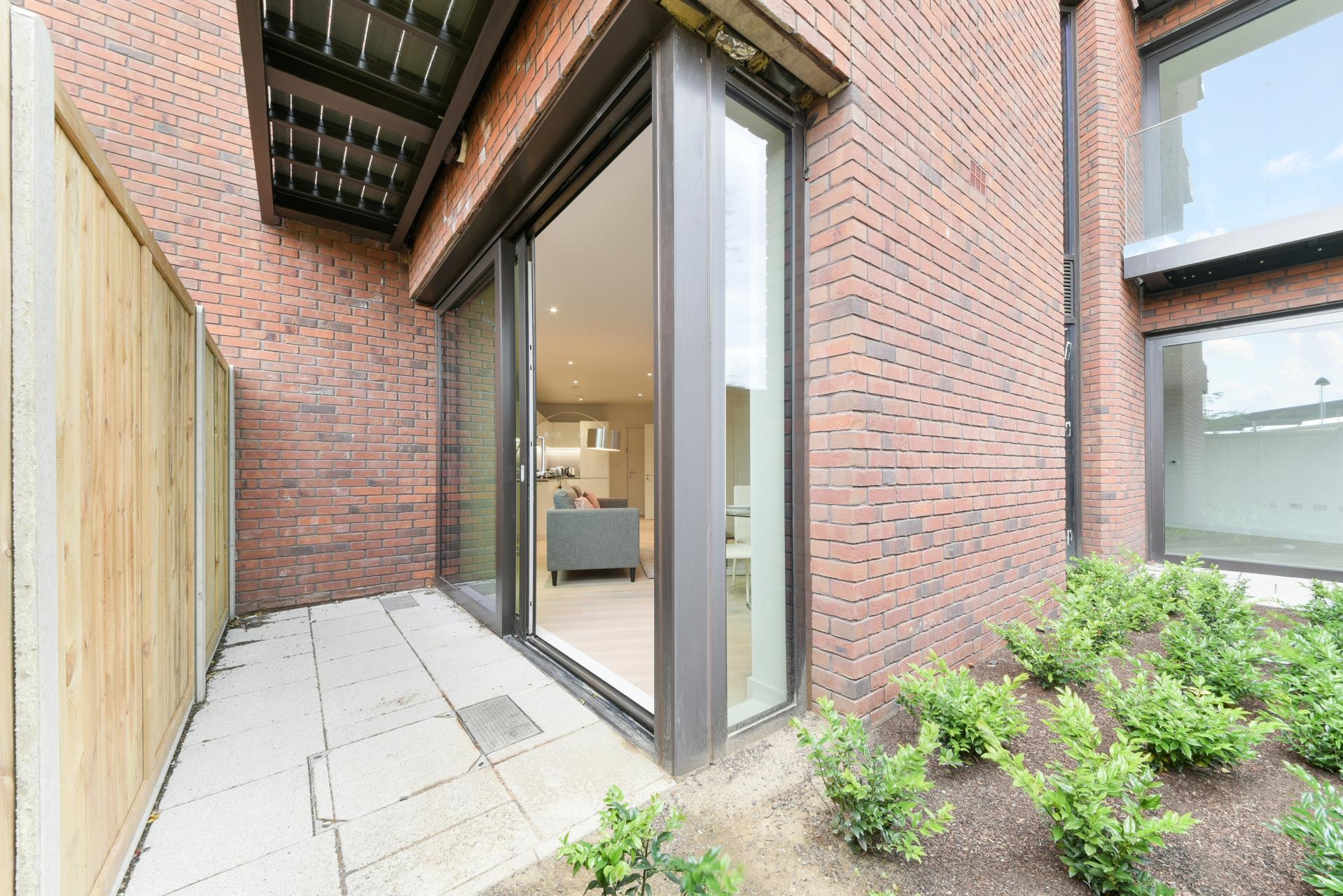 Flat Starboard Way in Greater London