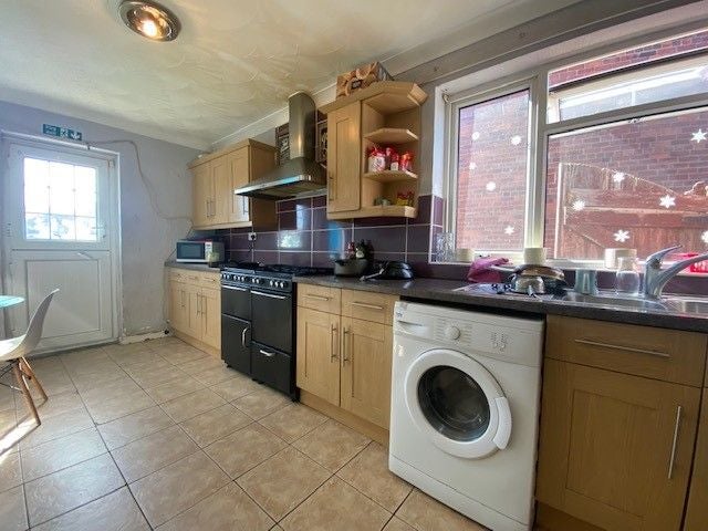 Room Carr House Road in Doncaster