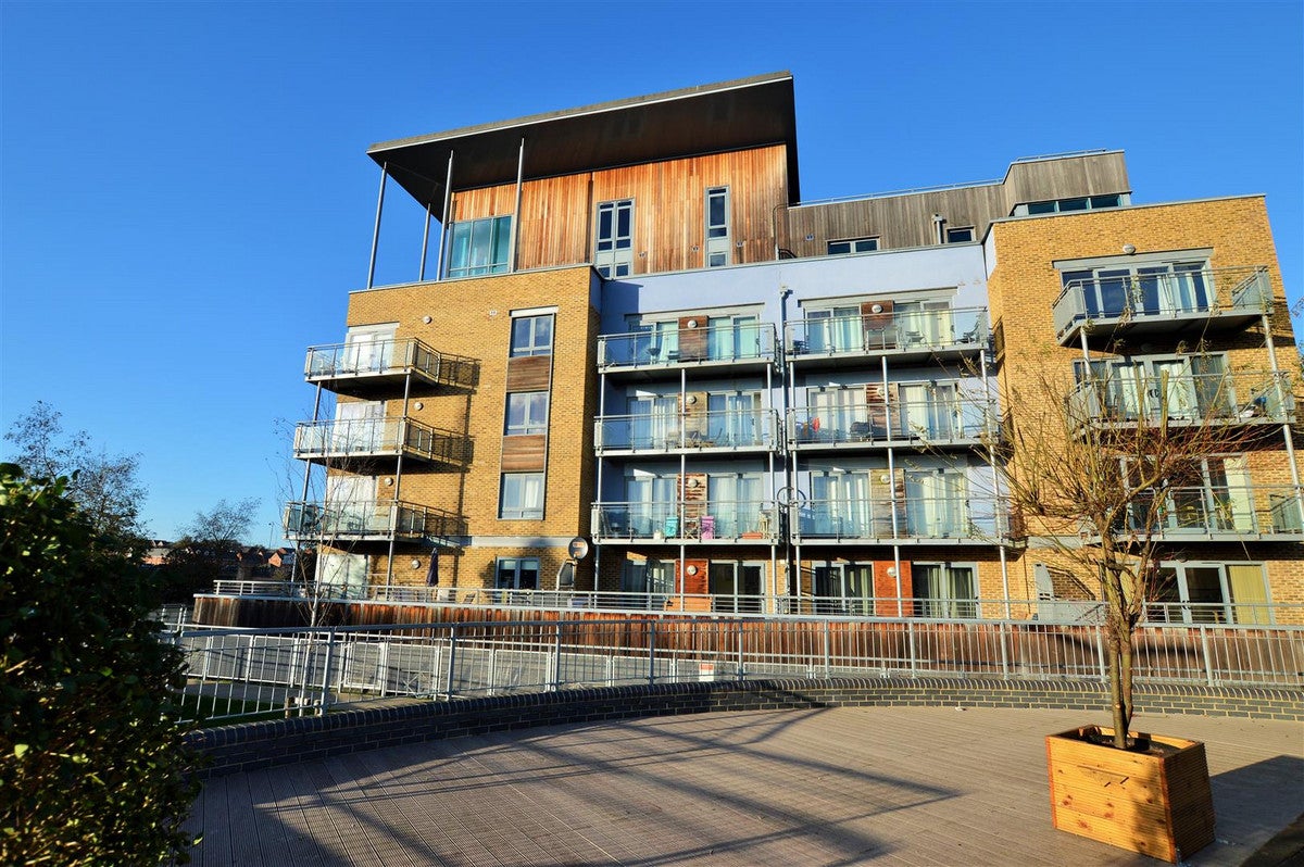 Flat Quayside Drive in Colchester
