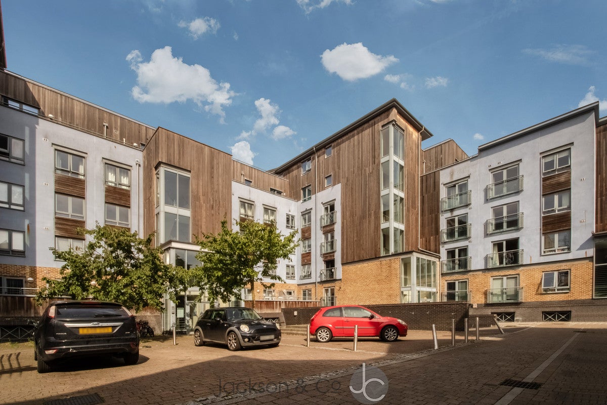 Flat Quayside Drive in Colchester