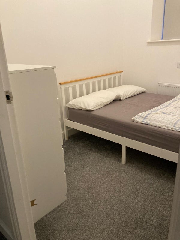 Room Silver Royd Hill in Leeds