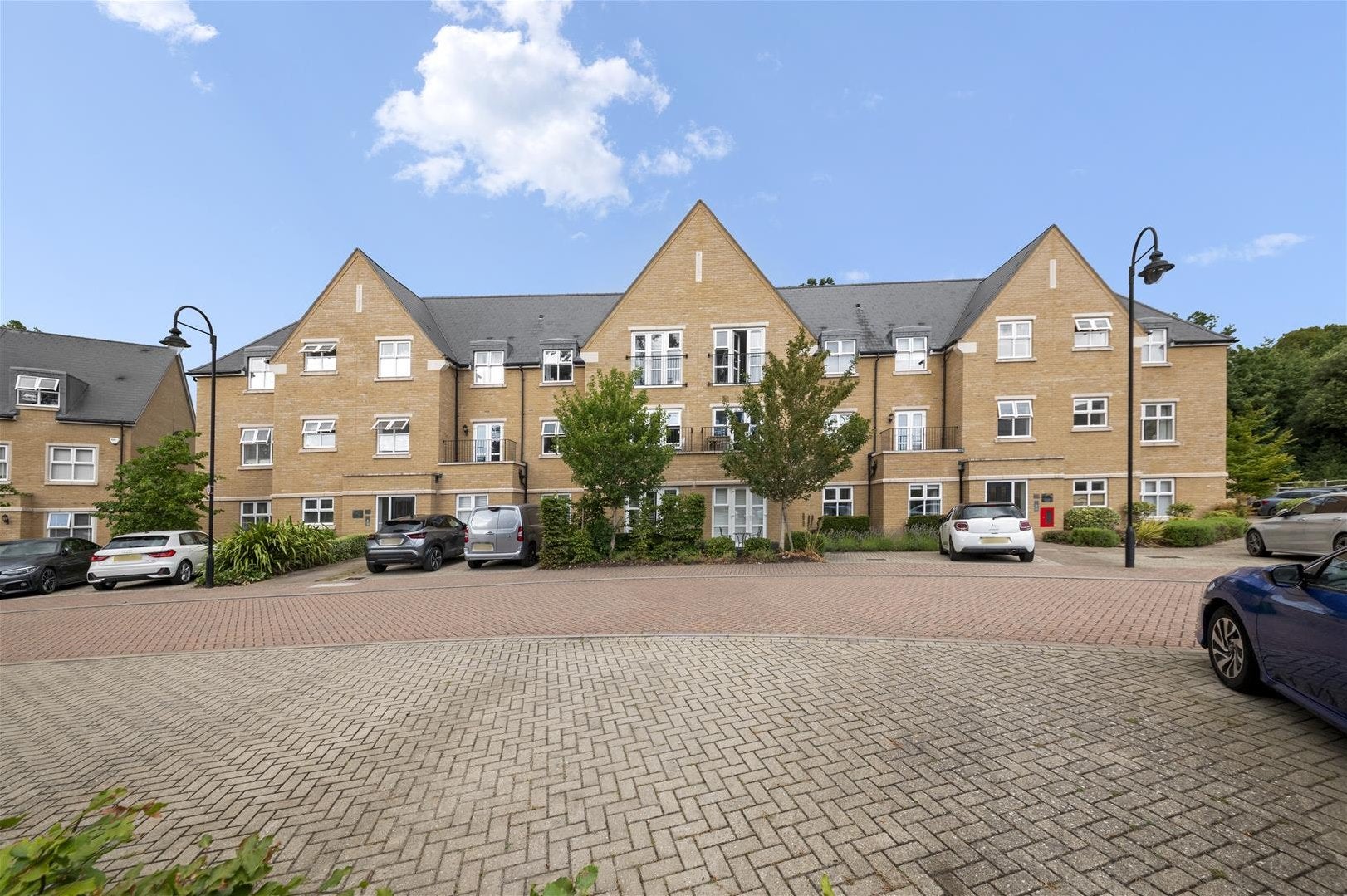 Flat Heston Road in Greater London
