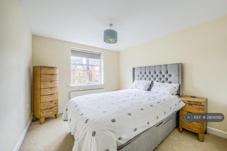 Room Cardinal Close in Birmingham