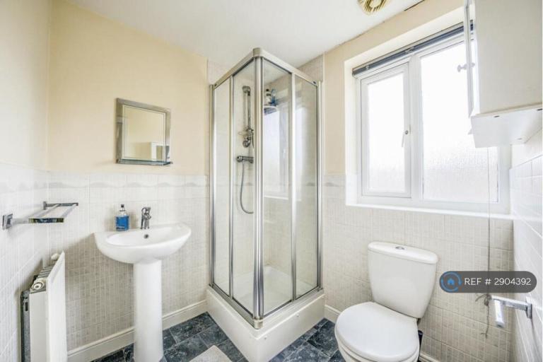 Room Cardinal Close in Birmingham