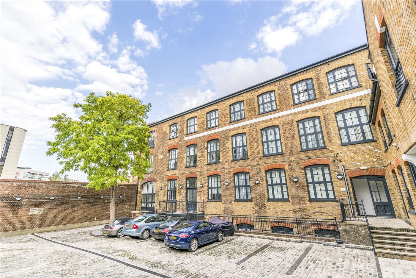 Flat Clyde Square in Greater London