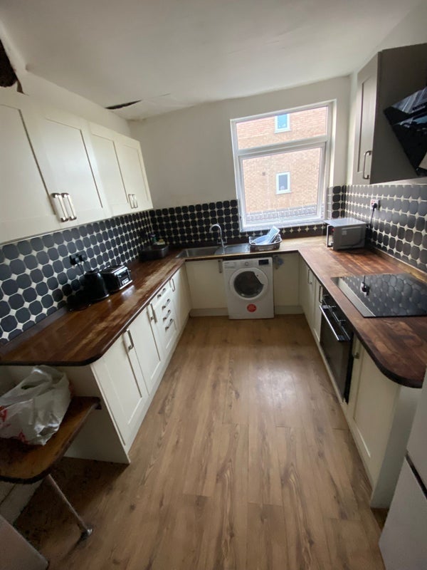 Room Watnall Road in Nottingham