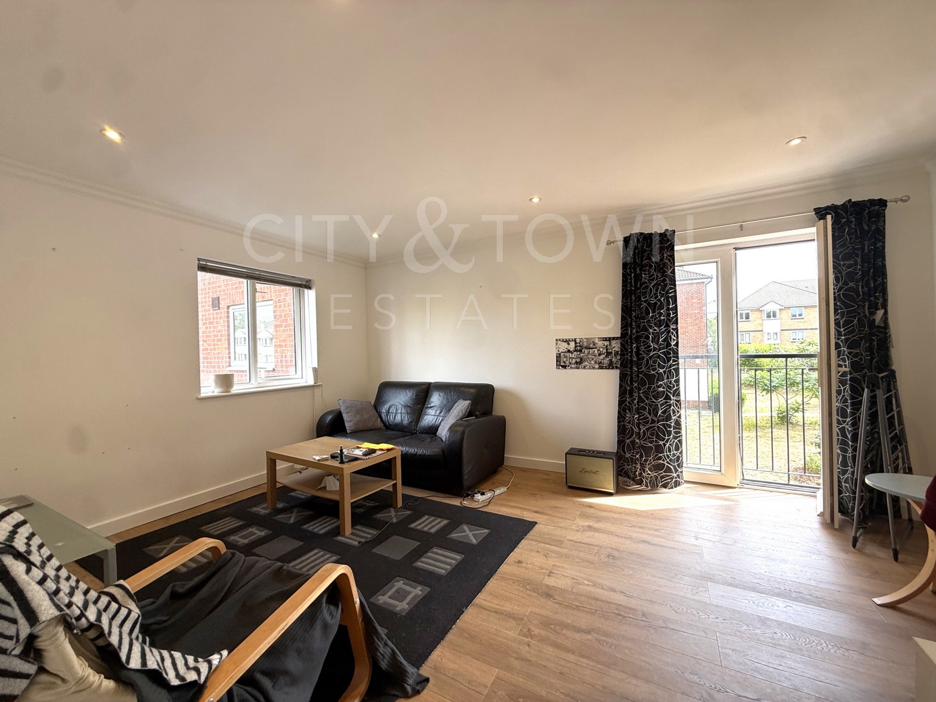 Flat Sheppard Drive in Greater London