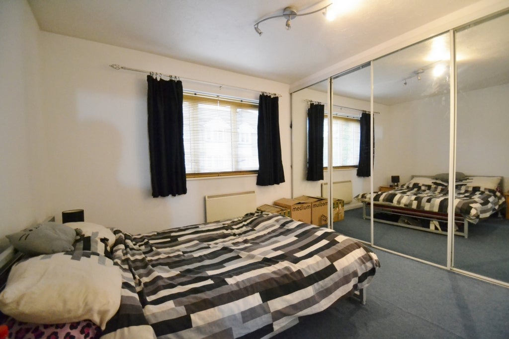 Flat Sheppard Drive in Greater London