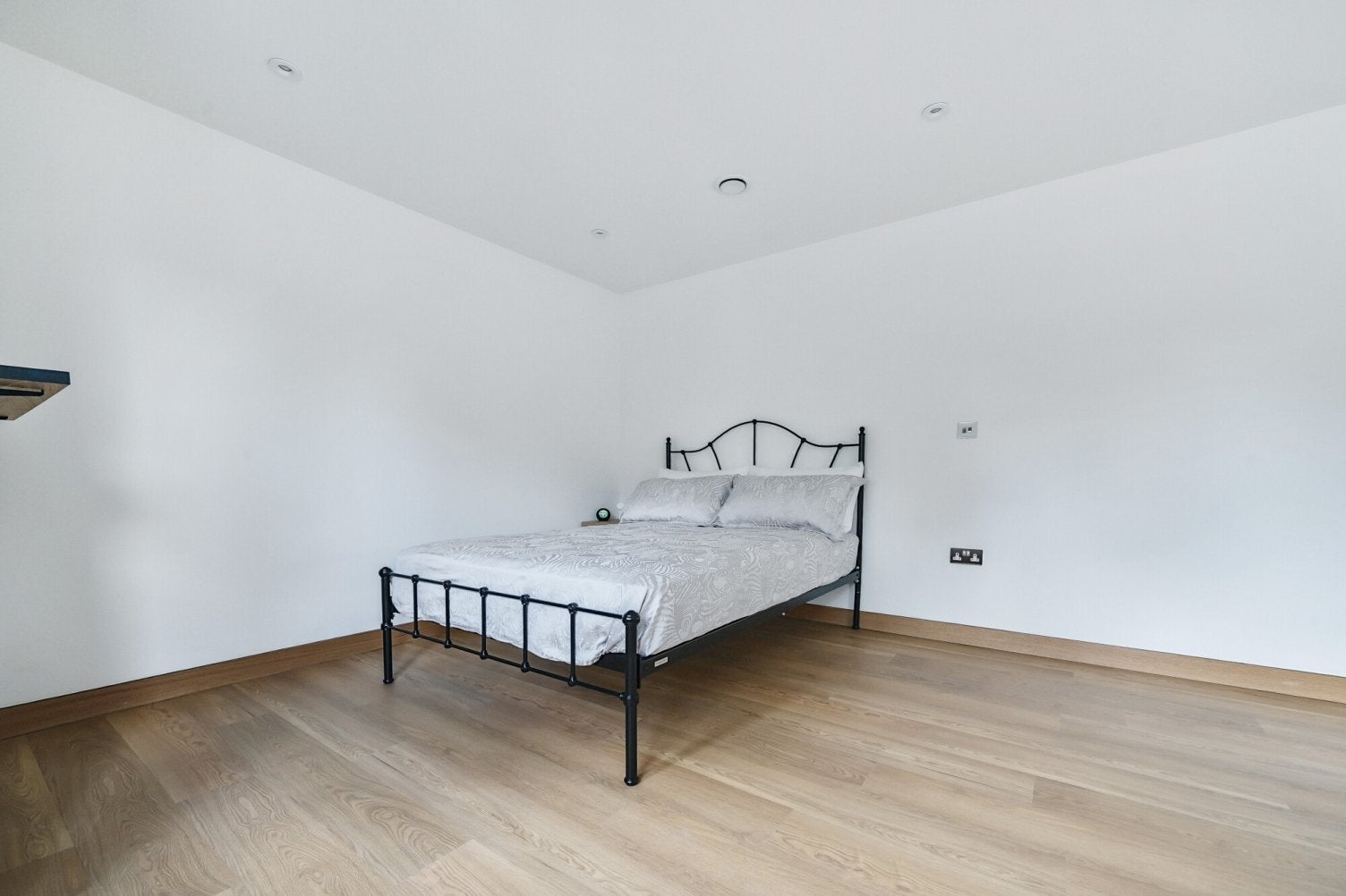 Flat Victoria Road in Greater London