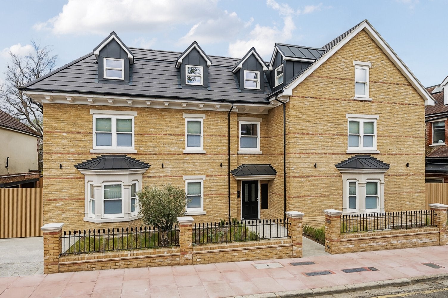 Flat Victoria Road in Greater London