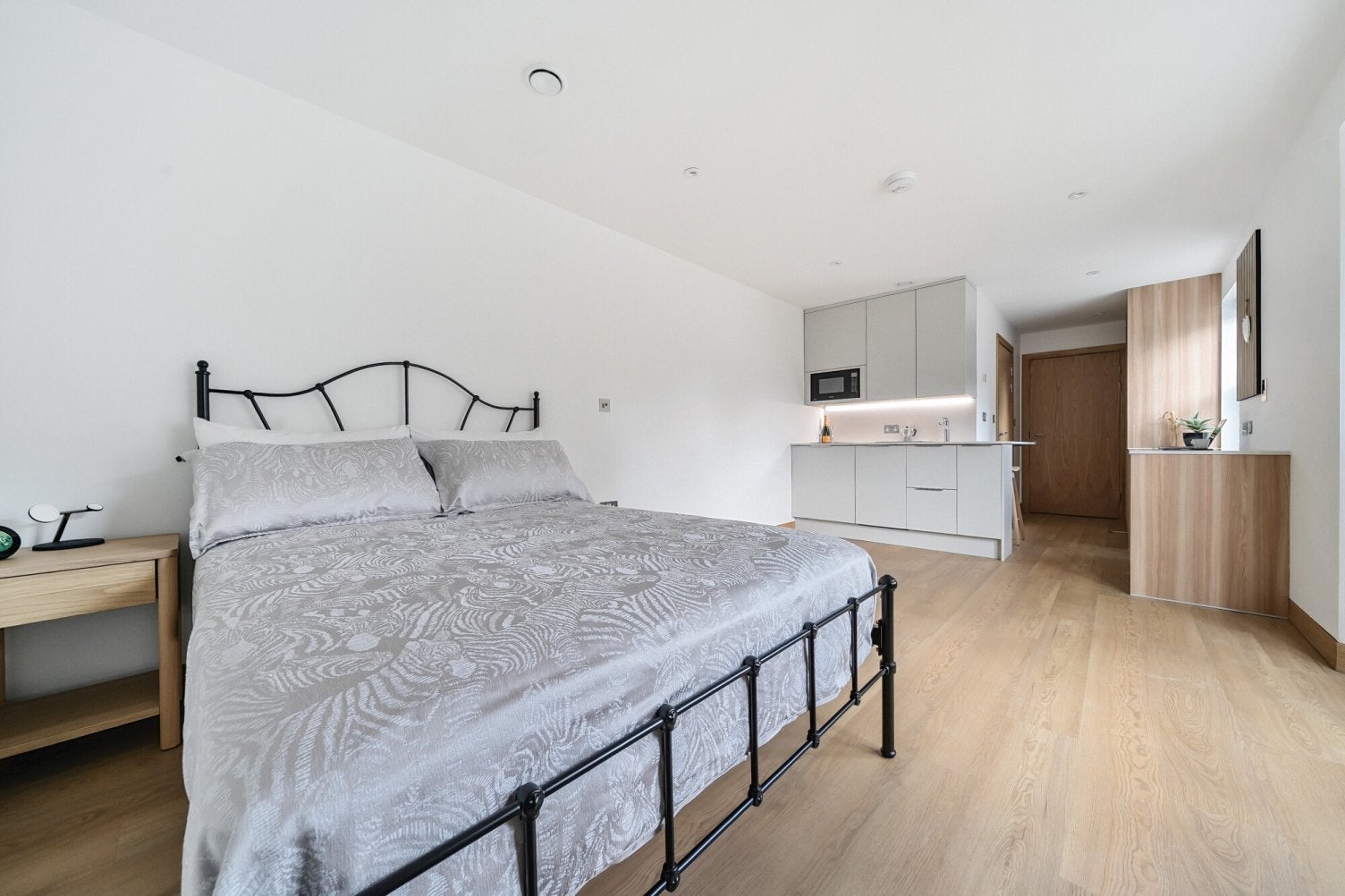 Flat Victoria Road in Greater London
