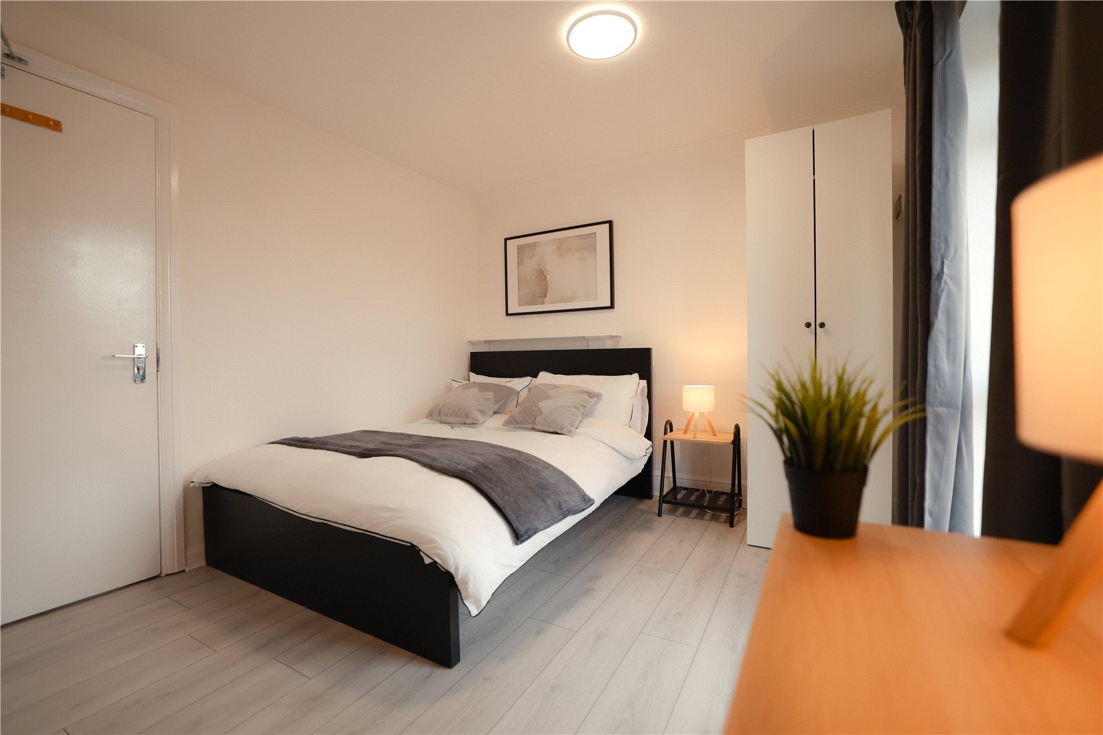 Room Rochfords Gardens in Slough