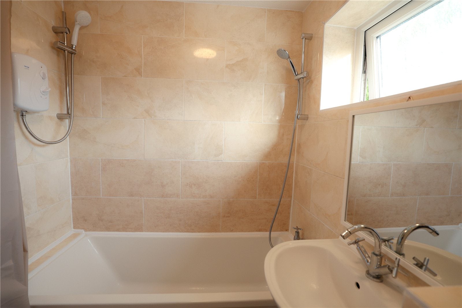 Room Rochfords Gardens in Slough