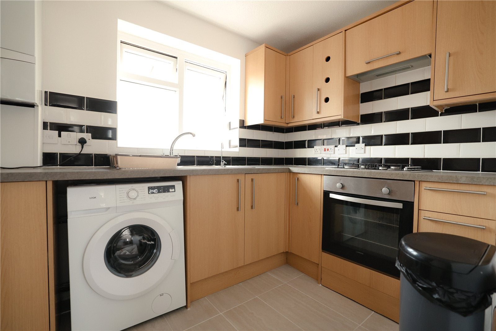 Room Rochfords Gardens in Slough