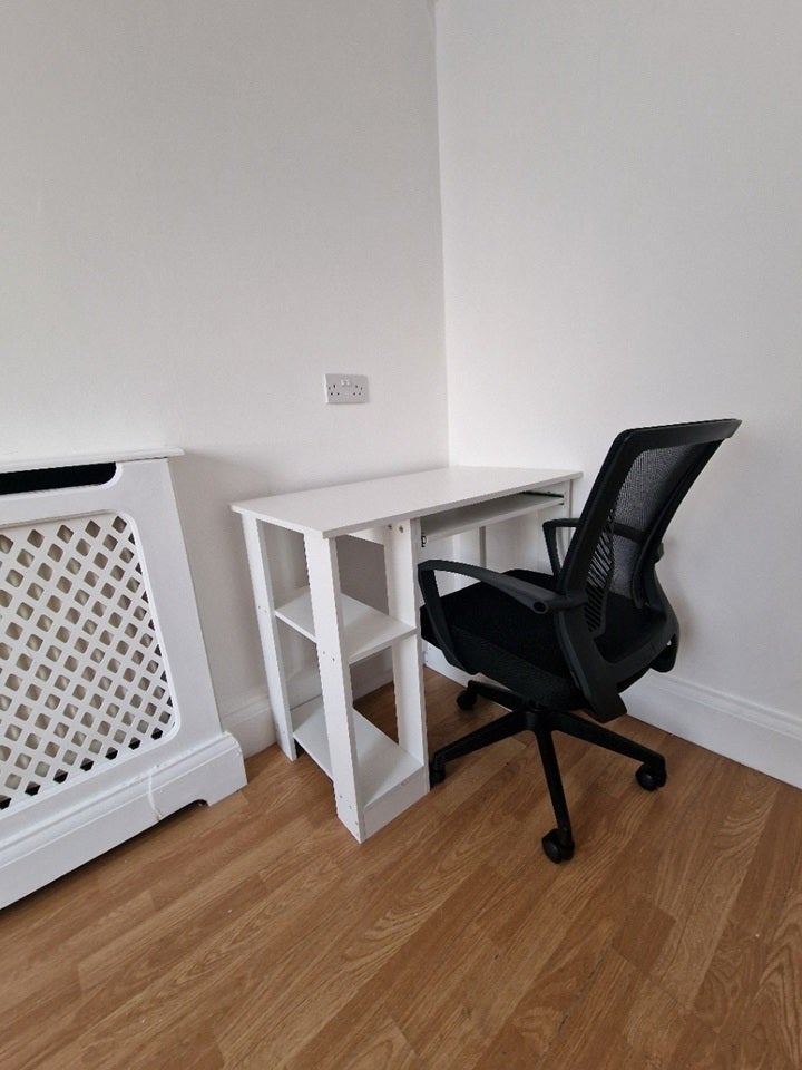 Room Churchfield Road in Houghton Regis