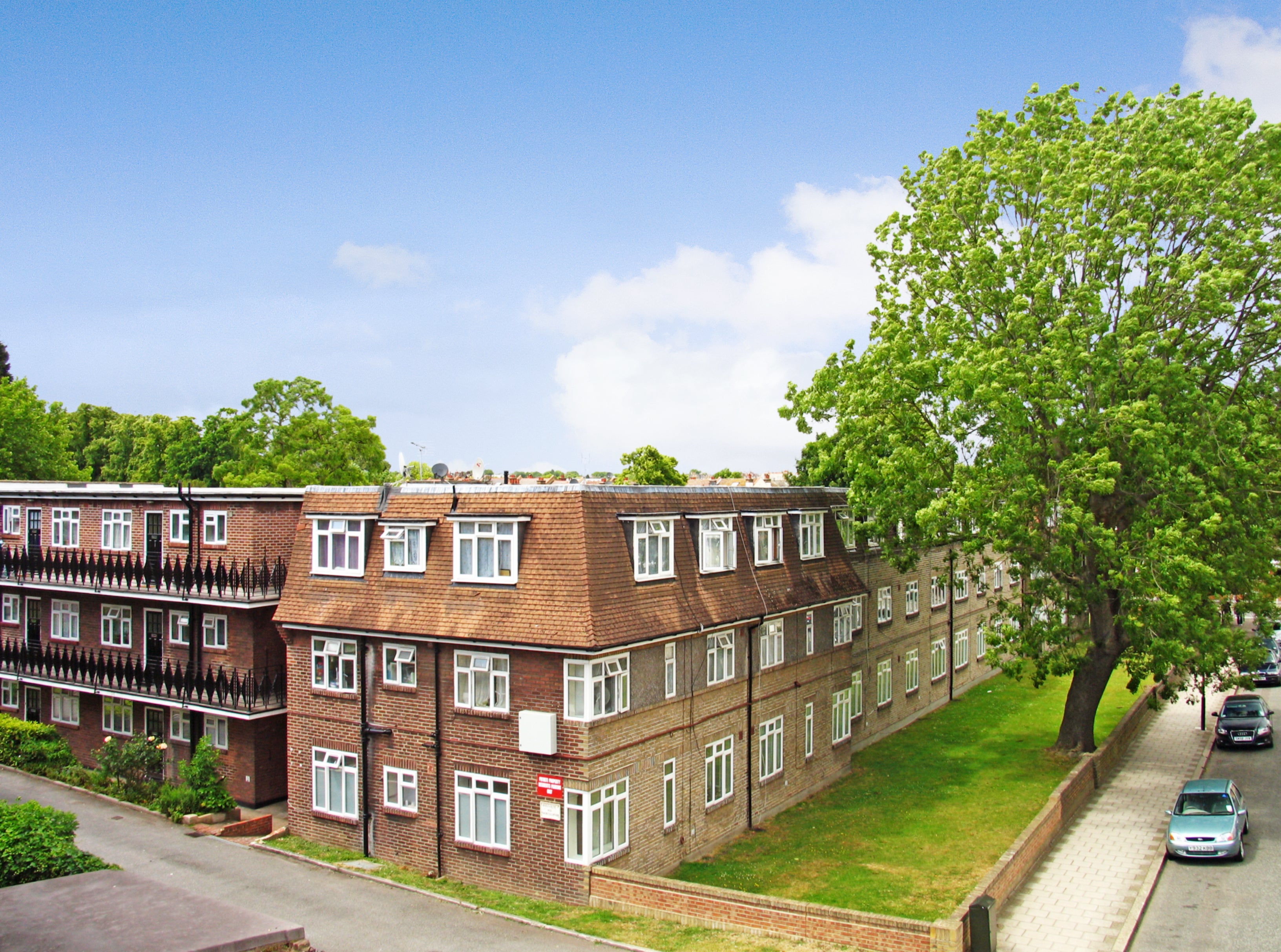 Flat Park Hall Road in Greater London