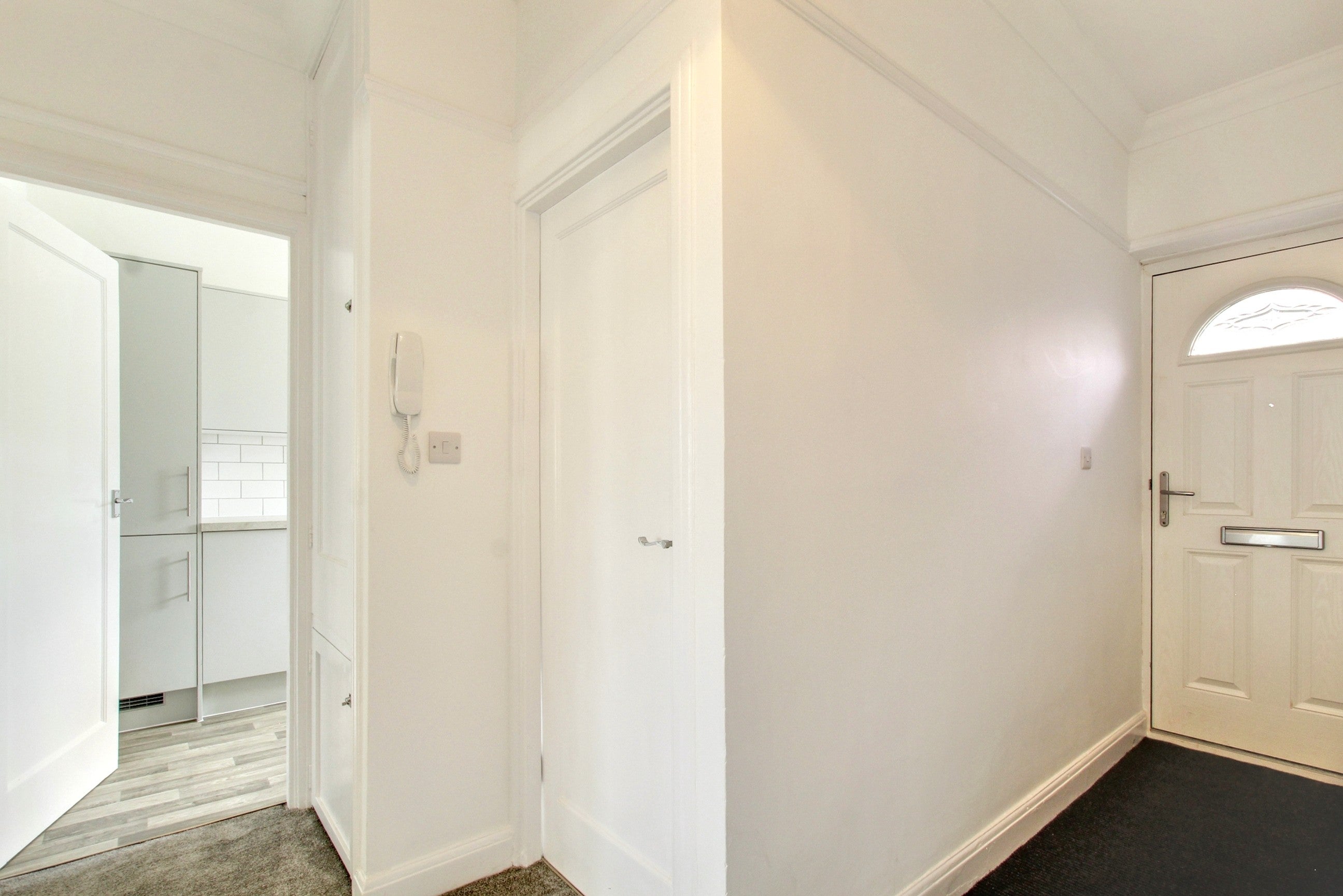 Flat Park Hall Road in Greater London