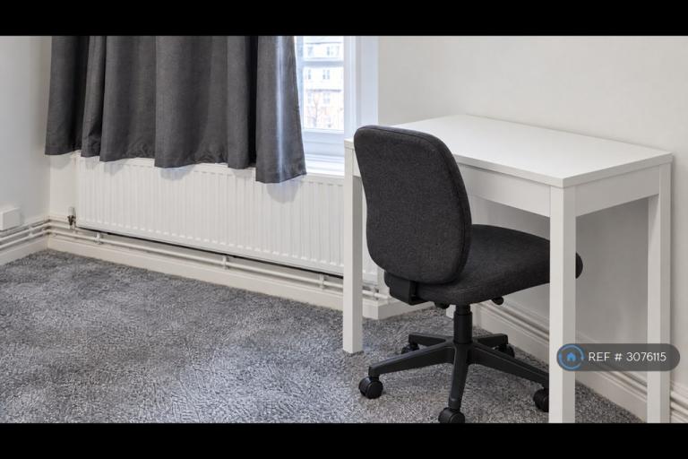 Room Atkins Road in Greater London
