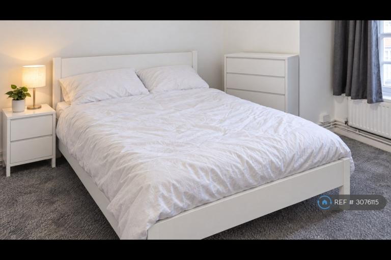 Room Atkins Road in Greater London
