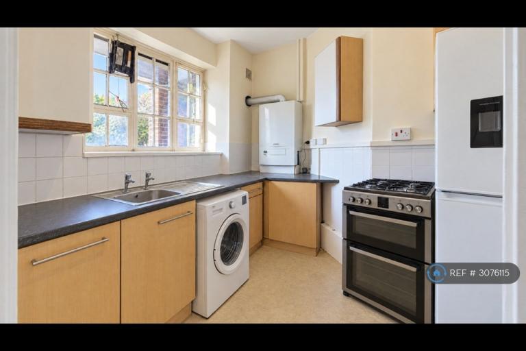 Room Atkins Road in Greater London