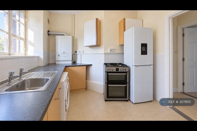 Room Atkins Road in Greater London