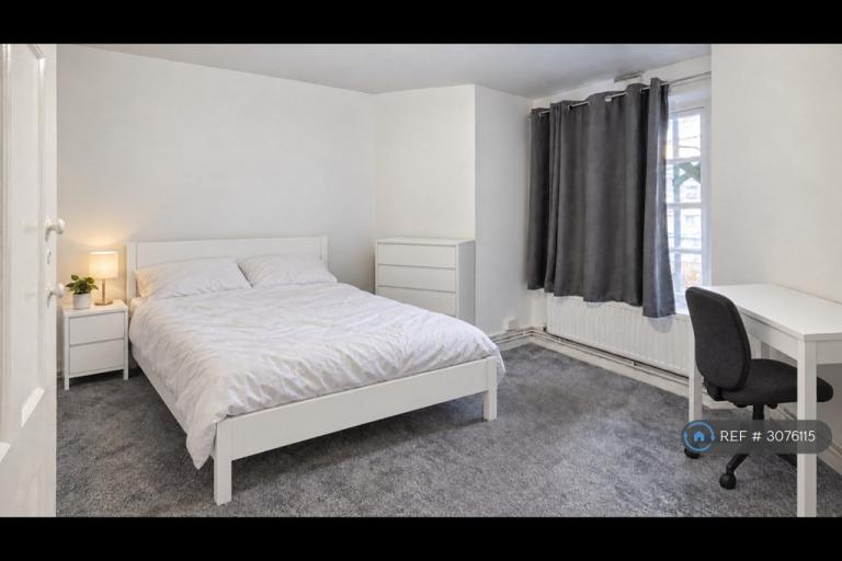 Room Atkins Road in Greater London