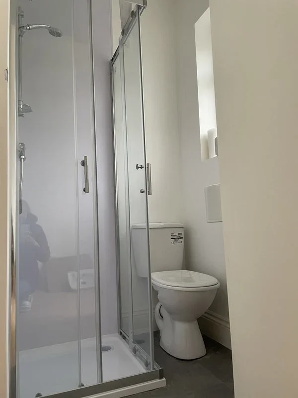 Room Boxmoor Road in Greater London
