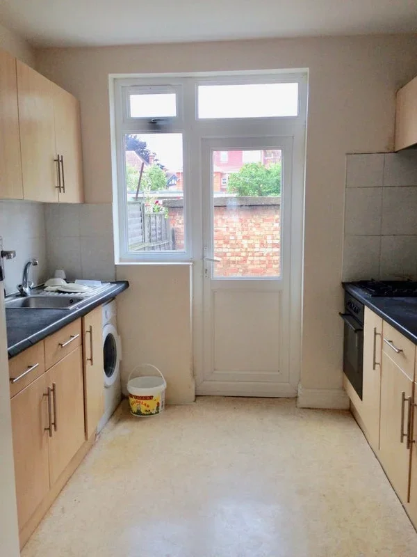 Room Boxmoor Road in Greater London
