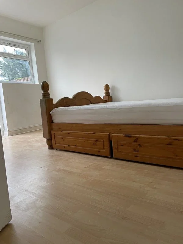 Room Boxmoor Road in Greater London