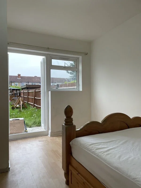 Room Boxmoor Road in Greater London