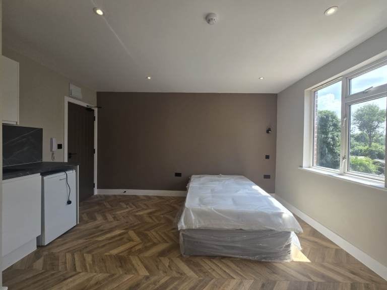 Flat Pretoria Road in Borough of Runnymede