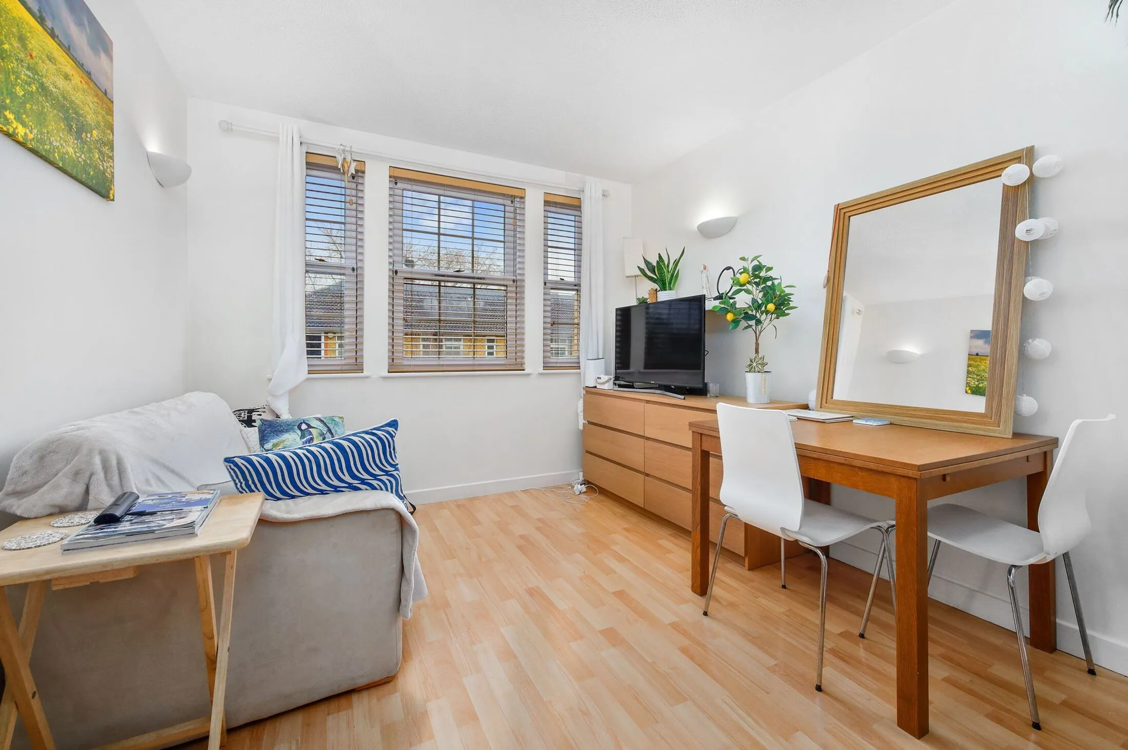 Flat Rotherhithe Street in Greater London