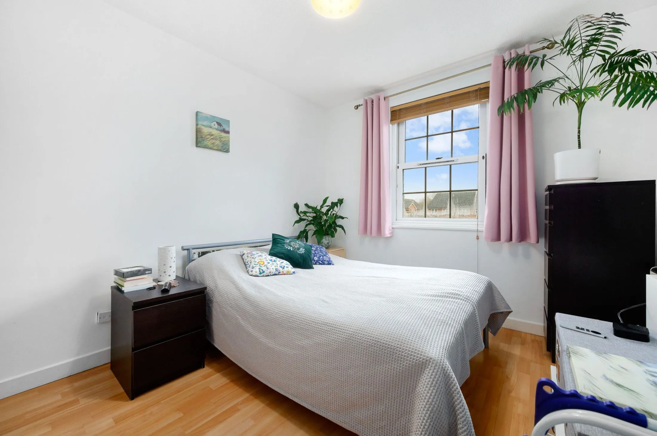 Flat Rotherhithe Street in Greater London