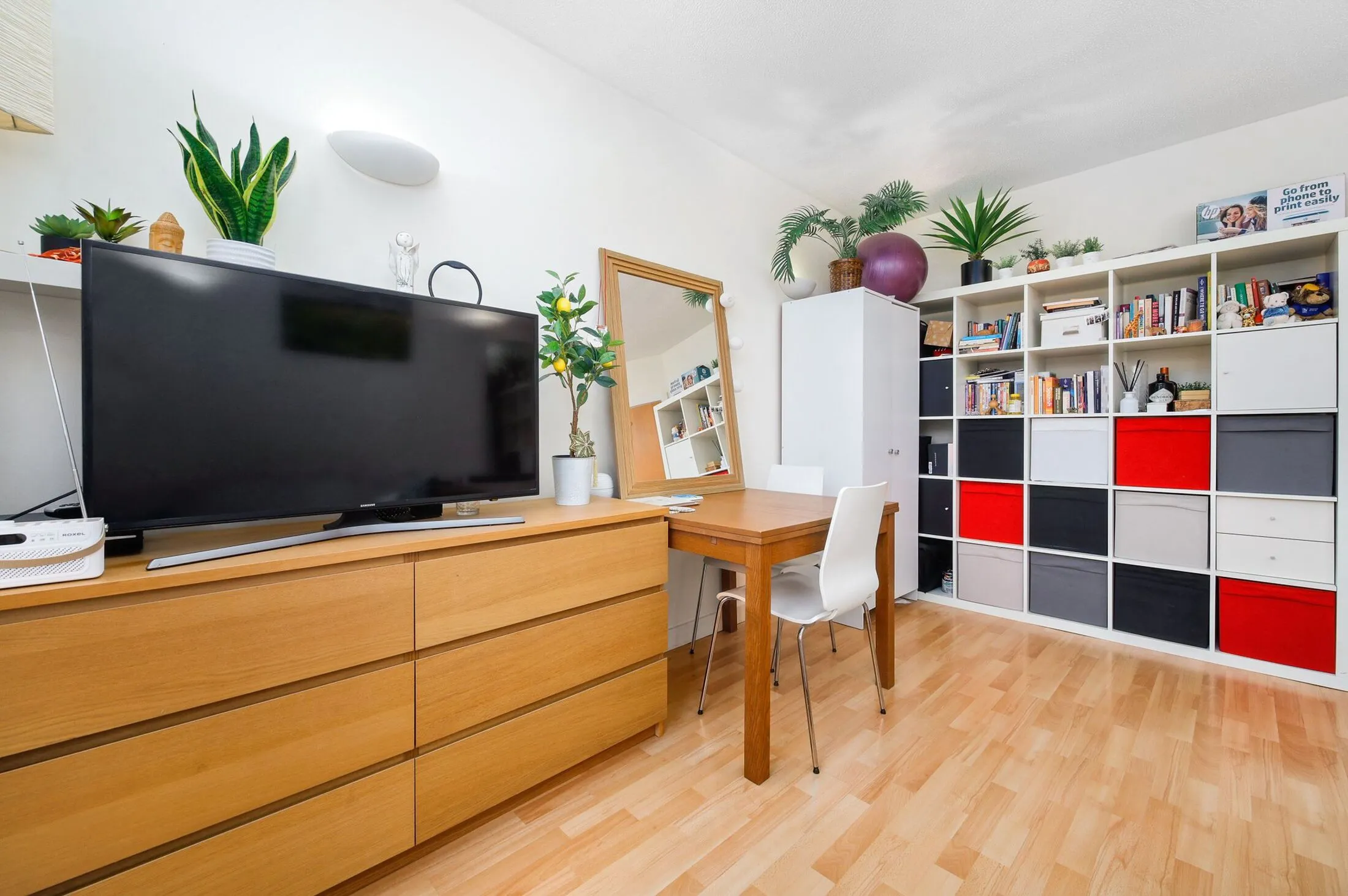 Flat Rotherhithe Street in Greater London