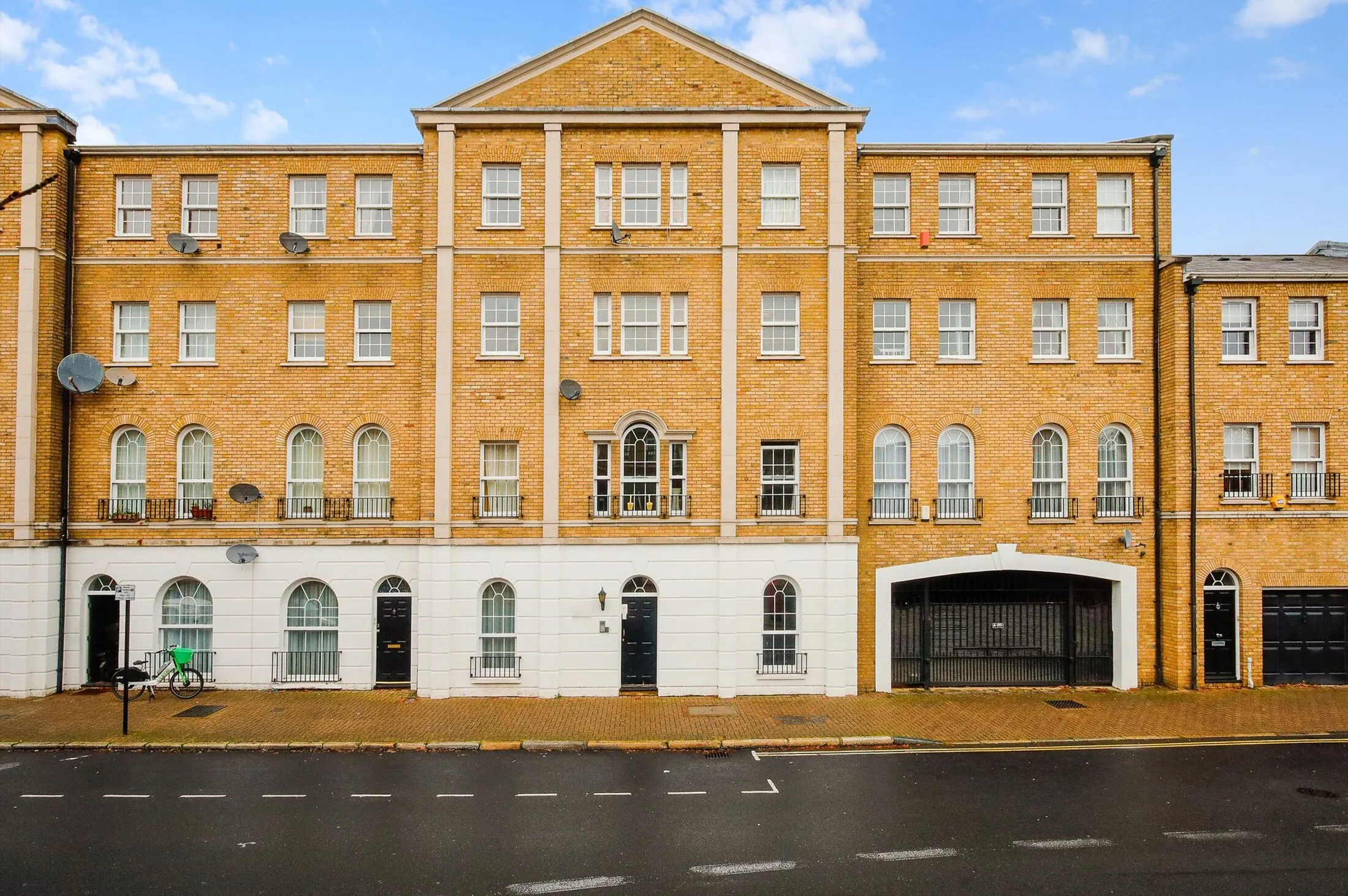Flat Rotherhithe Street in Greater London