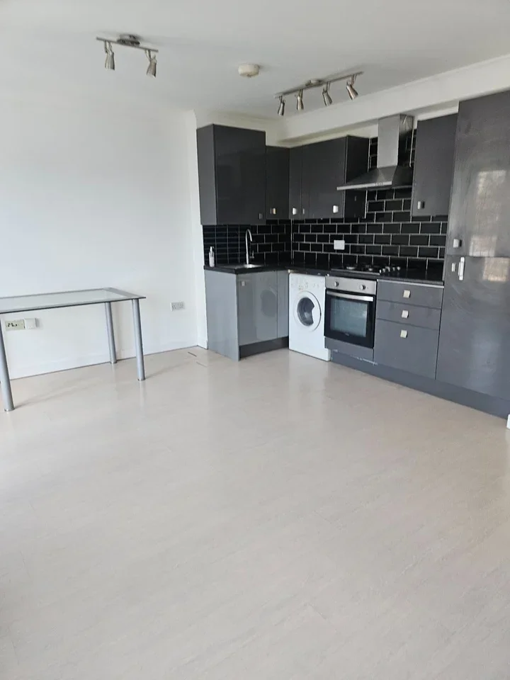 Flat Susannah Street in Greater London