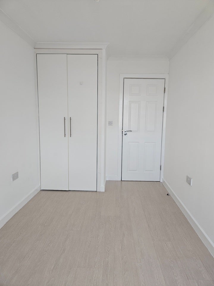 Flat Susannah Street in Greater London