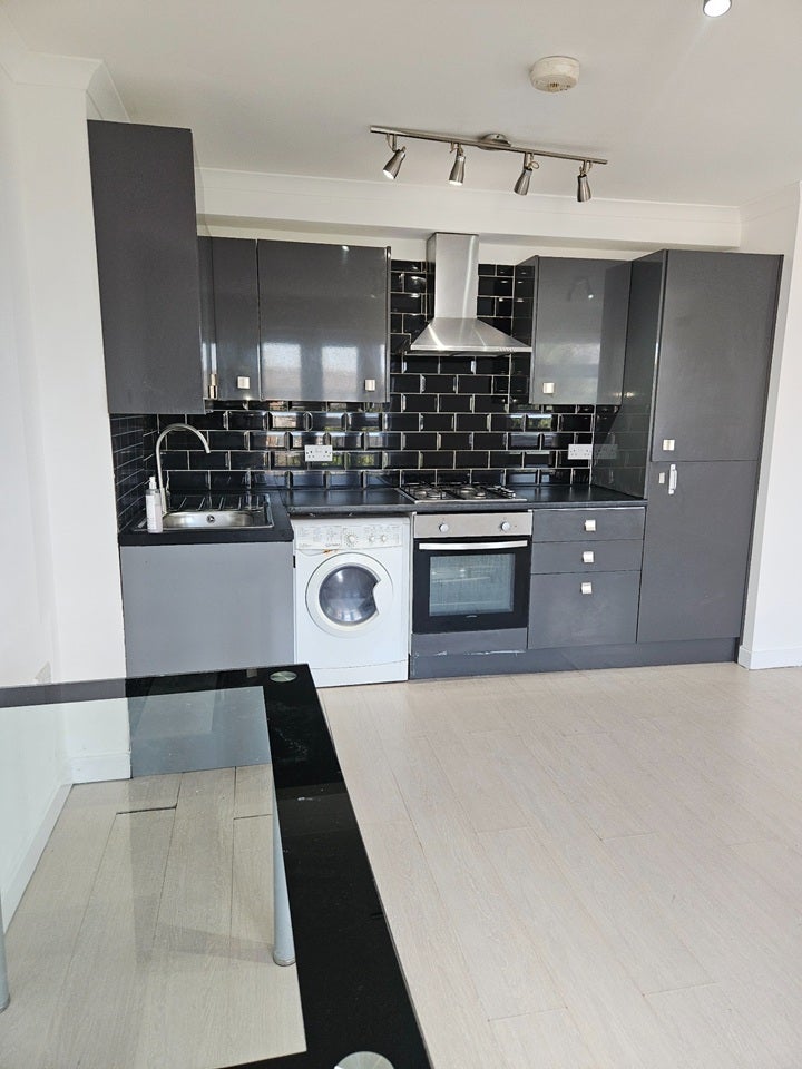 Flat Susannah Street in Greater London