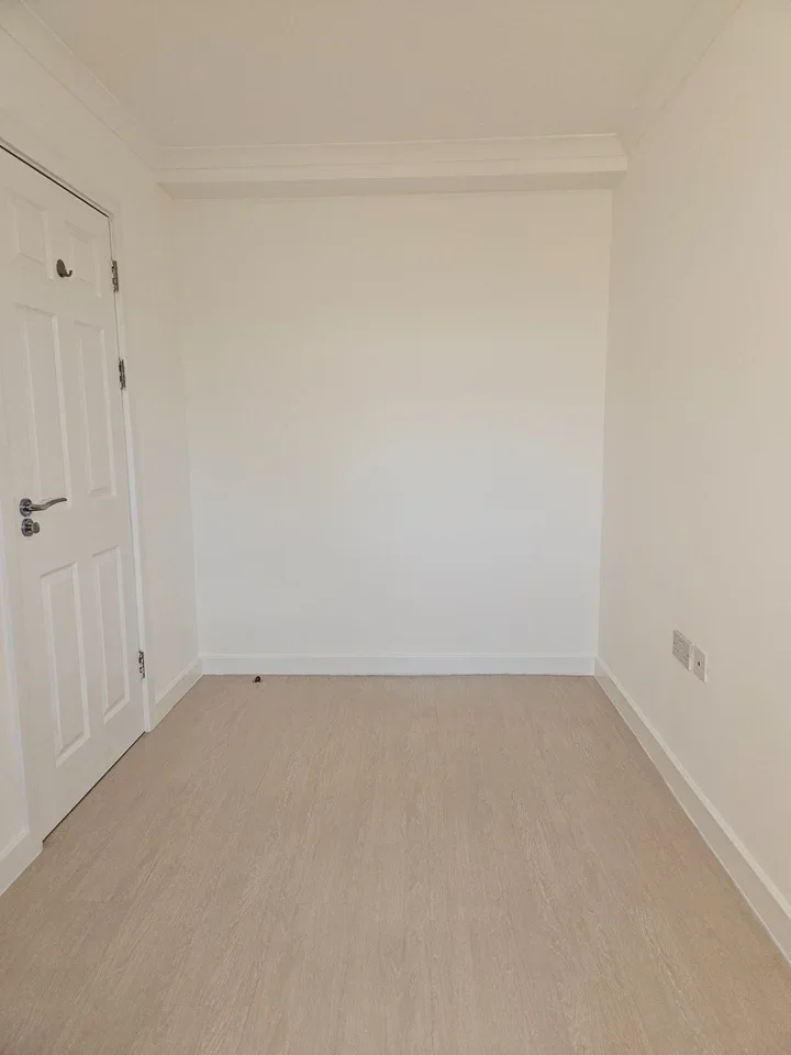 Flat Susannah Street in Greater London