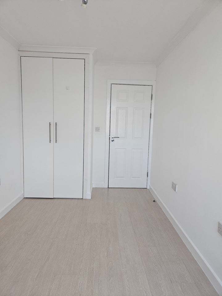Flat Susannah Street in Greater London