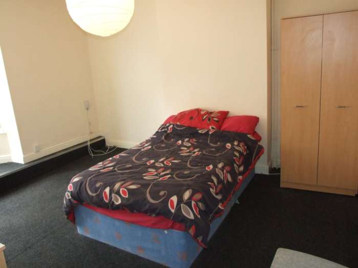 Flat Mackintosh Place in Cardiff