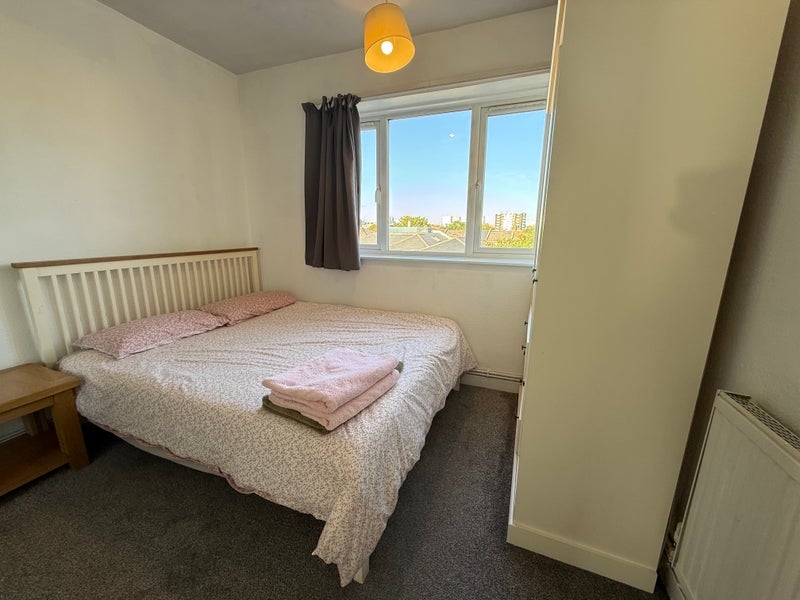 Room Cathnor Road in Greater London