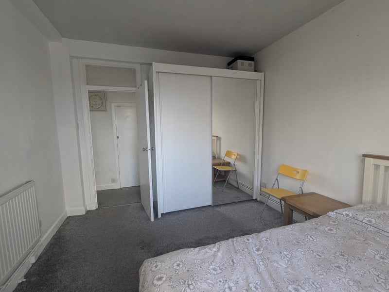 Flat Cathnor Road in Greater London
