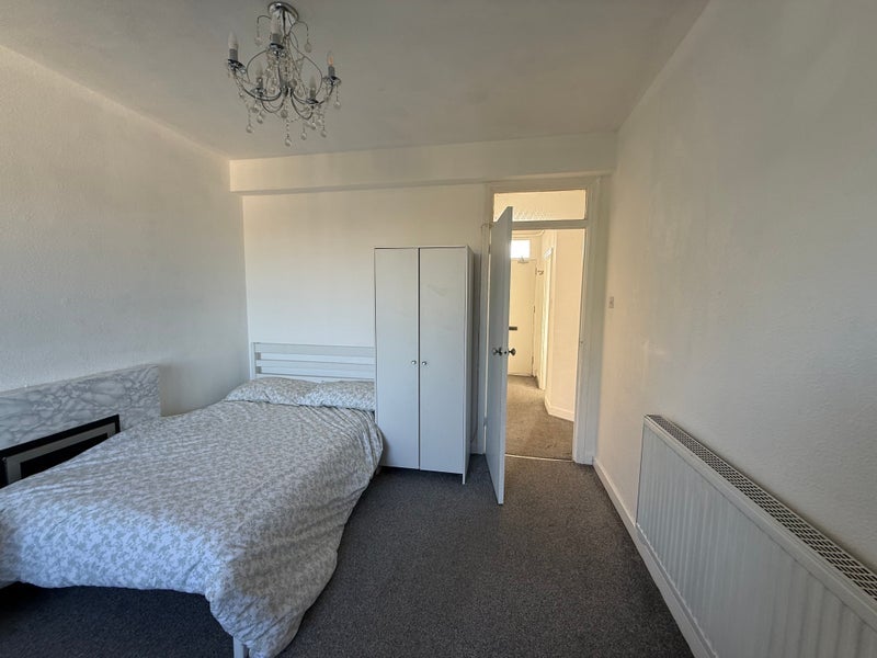 Room Cathnor Road in Greater London