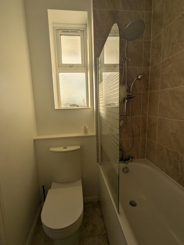 Flat Cathnor Road in Greater London