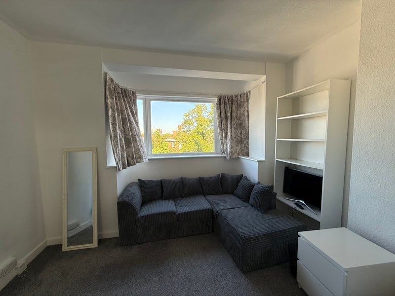 Room Cathnor Road in Greater London