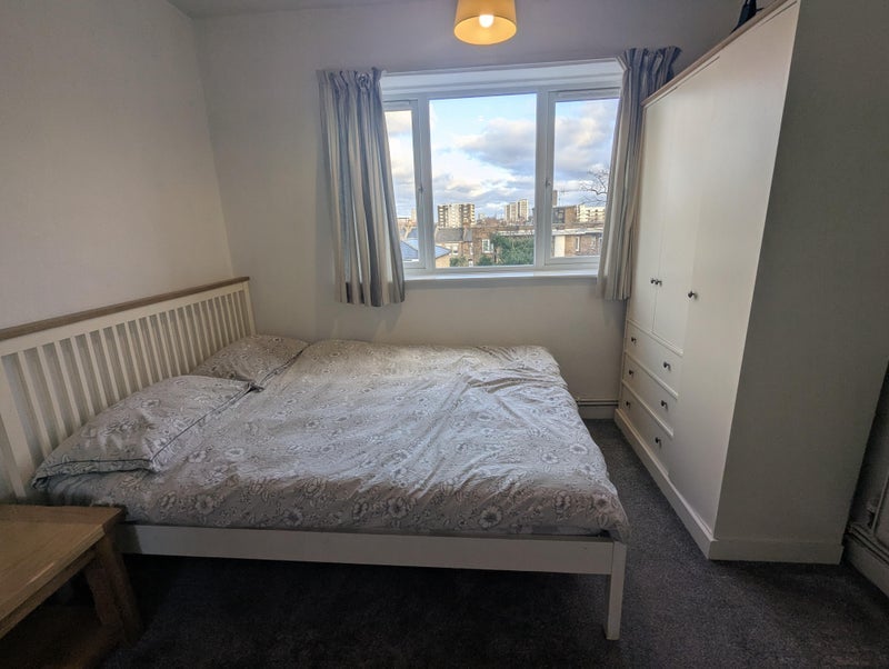 Flat Cathnor Road in Greater London