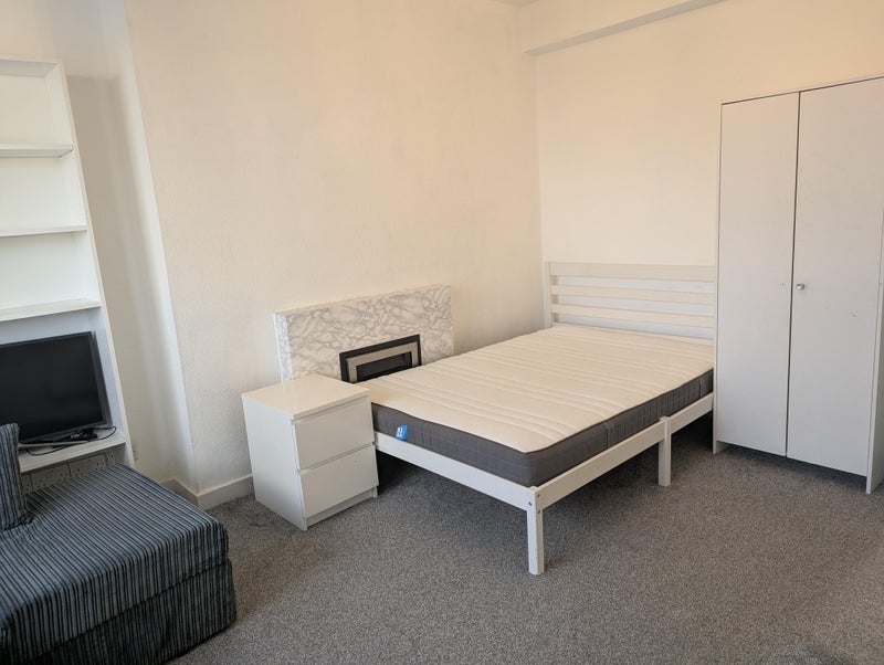 Flat Cathnor Road in Greater London