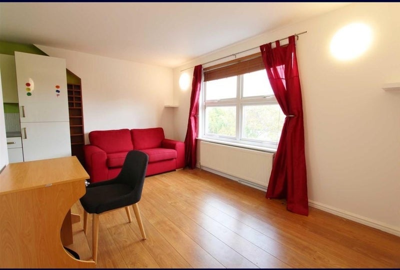 Flat Greenhill Road in Greater London