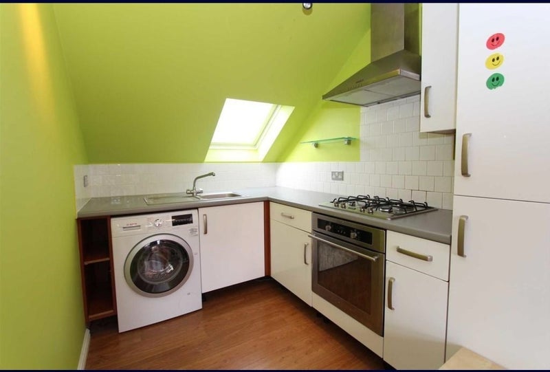 Flat Greenhill Road in Greater London